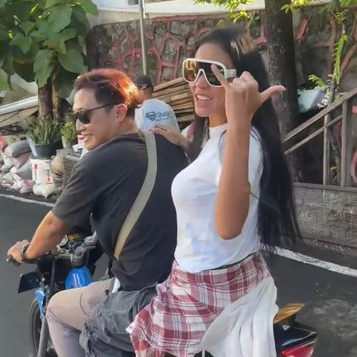 <p>Baru-baru ini, Shanty mengunggah video tentang aktivitasnya yang kembali syuting. Bunda dua anak ini menunjukkan kesederhanaan dengan naik motor untuk ke lokasi kerja. (Foto: TikTok @shantykupukupu)</p>