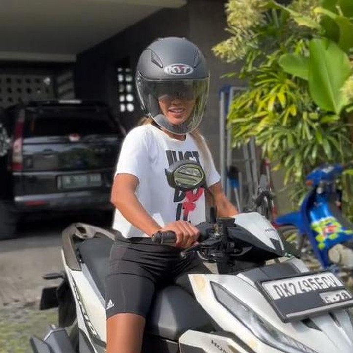 <p>Dalam unggahan di TikTok, Shanty mengungkap bahwa dirinya kini sudah jago mengendarai motor. Padahal, dahulu ia sama sekali tidak bisa melakukannya, Bunda. "<em>Jujurly</em> dahulu gue enggak bisa banget nyetir motor, sekarang gue udah jago banget naik motor," tulisnya di unggahan ini. (Foto: TikTok @shantykupukupu)</p>