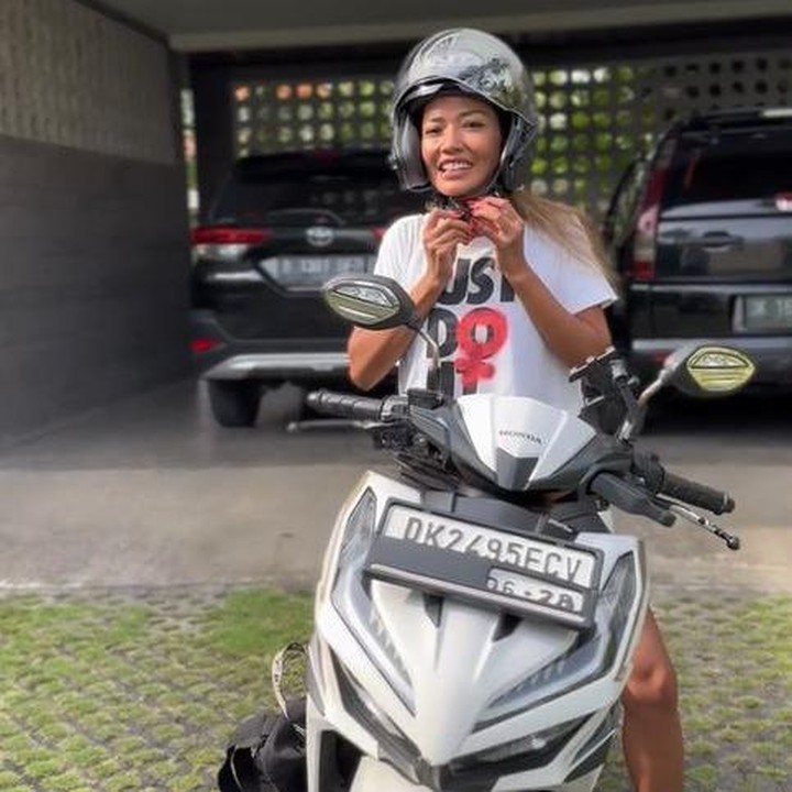<p>Selama menetap di Bali, Shanty juga banyak belajar hal baru. Perempuan bernama lengkap Annisa Nurul Shanty Kusuma Wardhani ini mulai belajar mengendarai motor. Seperti diketahui, banyak orang Bali lebih suka mengendarai motor untuk memudahkan mobilisasi. (Foto: TikTok @shantykupukupu)</p>