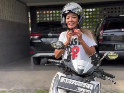 Shanty Tinggalkan Hong Kong, Intip 5 Potretnya Hidup di Bali & Naik Motor Kemana-mana