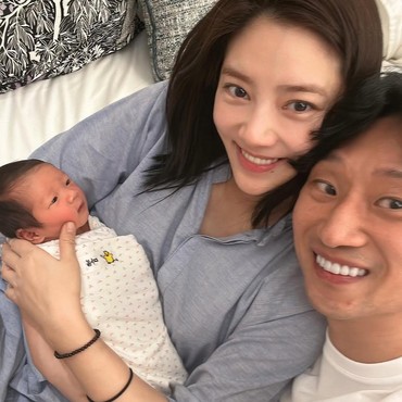 Son Dam Bi Bagikan Potret Bahagia dengan Anaknya yang Baru Lahir