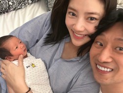 Son Dam Bi Bagikan Potret Bahagia dengan Anaknya yang Baru Lahir