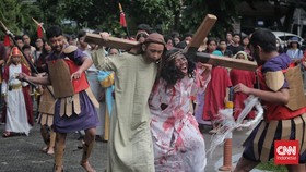 FOTO: Melihat Tablo Jalan Salib Saat Jumat Agung di Jakarta