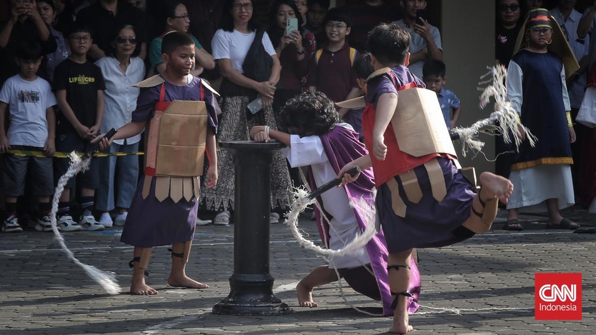 FOTO: Melihat Tablo Jalan Salib Saat Jumat Agung di Jakarta