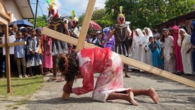 FOTO: Prosesi Jalan Salib di Berbagai Daerah