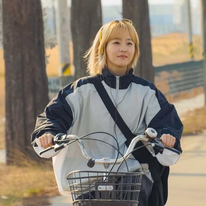 <p>Yoo Mi Ji merupakan karakter yang dikenal karena tubuhnya yang kuat, pantang menyerah, dan kepribadiannya yang optimis dan ceria seperti di foto ini. Ia merupakan atlet lari jarak pendek yang bisa mengharumkan nama sekolahnya. (Foto: Instagram: @netflixkr)</p>
