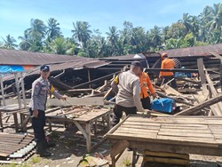 Bangunan Pasar Rakyat di Padang Pariaman Ambruk saat Ramai Warga
