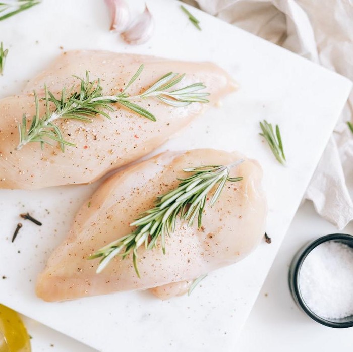 Daging ayam mentah/ Foto: Pexels.com/ Leeloo The First