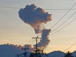 Erupsi 42 Detik, Gunung Marapi Lontarkan Abu Vulkanik 1 Kilometer