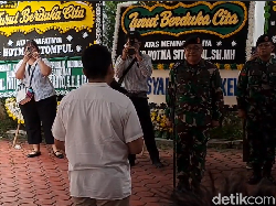 Video: Tutup Peti, Hotma Sitompul Dimakamkan Secara Militer