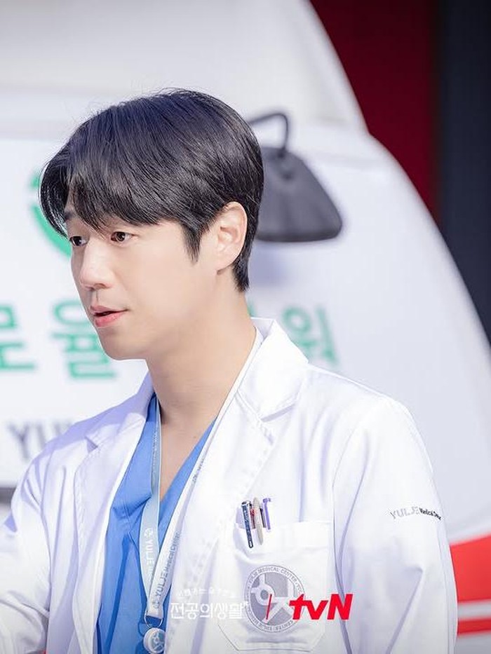 Selain itu, karakter Goo Do Won juga berhasil mencuri atensi berkat sikapnya yang terbilang ramah terhadap residen juniornya./ Foto: tvN
