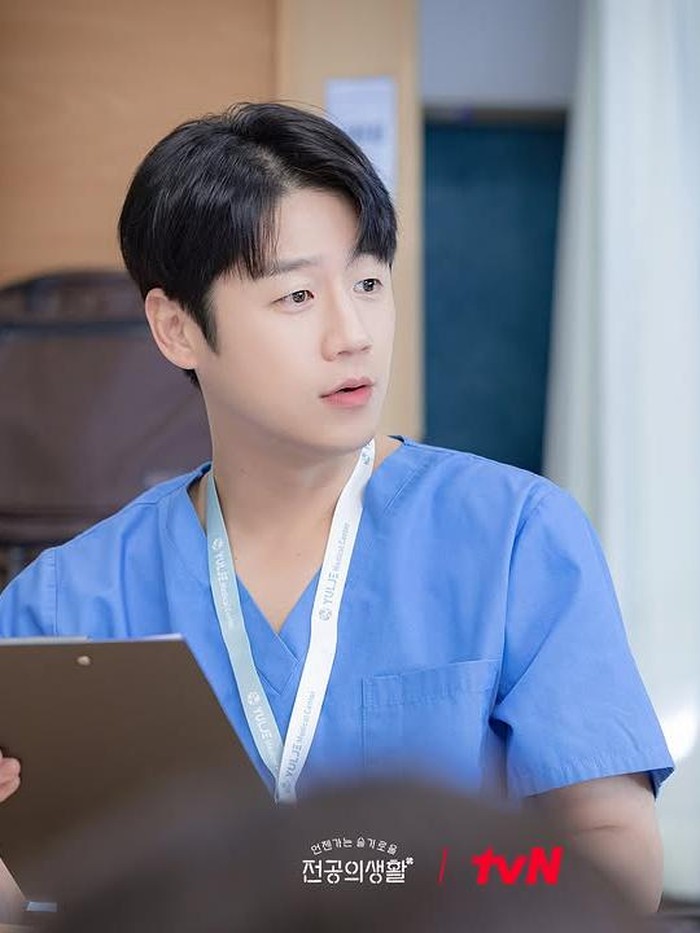 Dalam drama Korea tersebut, ia berperan sebagai Goo Do Won, residen tahun keempat di departemen obstetri dan ginekologi atau OBGYN./ Foto: tvN