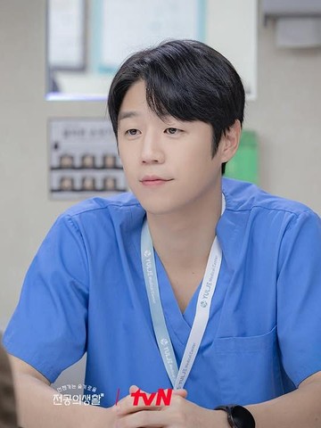 Sukses Curi Perhatian, Simak Potret Aktor Tampan Jung Joon Won di Drakor Resident Playbook