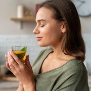 5 Minuman yang Bisa Redakan Sakit Perut Secara Alami