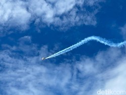 Tarian Pesawat Terbang di Langit Pangandaran