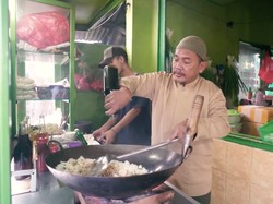 Penjual Nasi Goreng Sukses, Omzet Jutaan hingga Anak Kuliah di Harvard