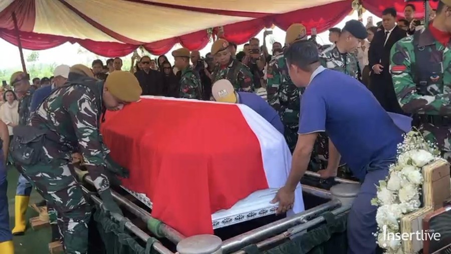 Potret Pemakaman Hotma Sitompul di San Diego Hills Potret Pemakaman Hotma Sitompul di San Diego Hills