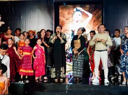 Ketua Dekranasda Putri Koster Buka Fashion Show Swarna Nusantara