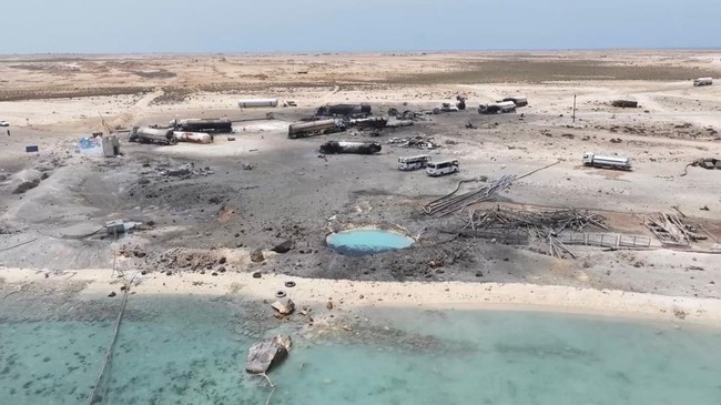 FOTO: Serangan AS ke Pelabuhan BBM Yaman Tewaskan 80 Orang