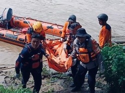 Petaka Mobil Hendak Buang Sampah Terjun ke Sungai Enrekang