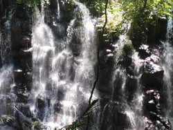 Treking, Main Air, dan Foto Instagramable di Air Terjun Kanto Lampo