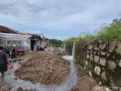 Fenomena Air Terjun Dadakan Muncul di Perumahan Warga Sukabumi