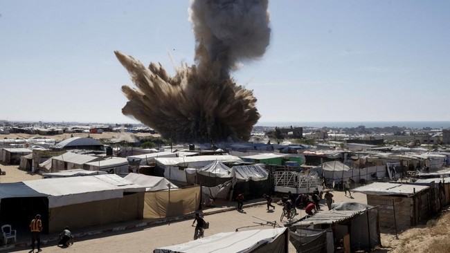 Serangan Israel Tewaskan 11 Orang di Gaza, Termasuk 3 Bayi Serangan brutal Israel ke wilayah Gaza, Palestina, masih terus berlanjut hingga Sabtu (3/5).