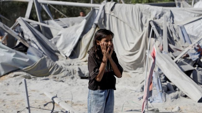 Israel Makin Berulah, Serang Fasilias-Tangkap Staf WHO di Gaza Israel menyerang fasilitas WHO hingga tangkap sejumlah staf di Gaza, paksa perempuan dan anak-anak berjalan kaki.