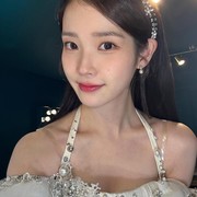 Jelang Fan Meet-Up 'Bye Summer', IU Pancarkan Kecantikan Versatile di Foto Fanclub Kit ke-8