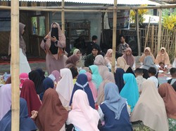 Sosok Rina Marwati, Ibu Rumah Tangga Pegiat Literasi di Lombok Timur