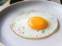 Hanya 40 Detik! Wanita Ini Bikin Telur Goreng Pakai Microwave