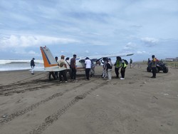 Detik-detik Pesawat Mendarat Darurat di Pantai Pangandaran
