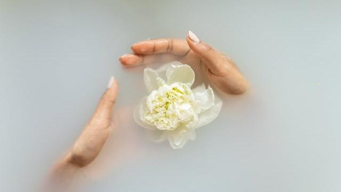 img-title Ini Manfaat Mandi Susu yang Jadi Rahasia Kecantikan Perempuan Arab, Mau Coba?