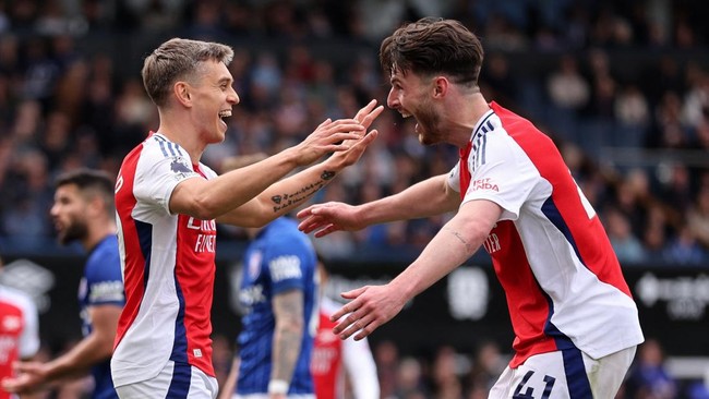 Arsenal menang telak 4-0 atas Ipswich Town dalam pertandingan pekan ke-33 Liga Inggris di Stadion Portman Road, Minggu (20/4).