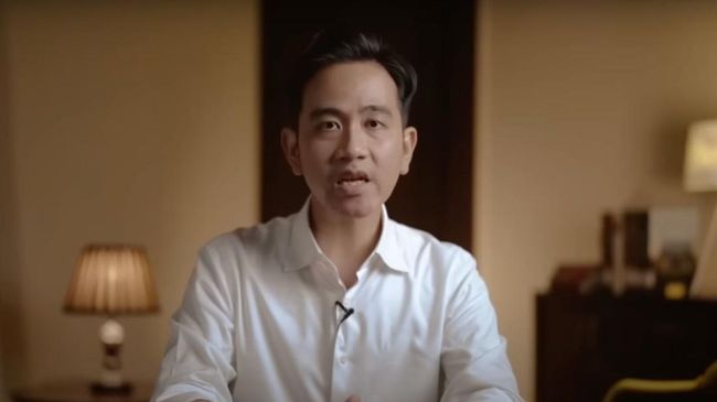 Ramai Isu Dimakzulkan, Gibran Dikokop Emak-emak