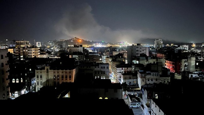 Yaman Digempur AS Habis-habisan usai Houthi Serang Bandara Israel Milisi Houthi mengeklaim AS telah meluncurkan 10 serangan ke Yaman, terutama di sekitar Ibu Kota Sanaa pada Senin (5/5) usai mereka menggempur bandara Israel.