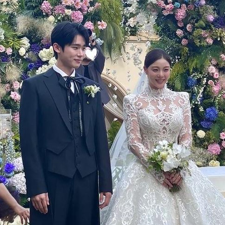 <p>Ailee tampil cantik mengenakan gaun putih saat mengikat janji pernikahannya. Sementara itu, Choi Sihun tampil memukau mengenakan setelan jas hitam. (Foto: Instagram @chaestival_)</p>