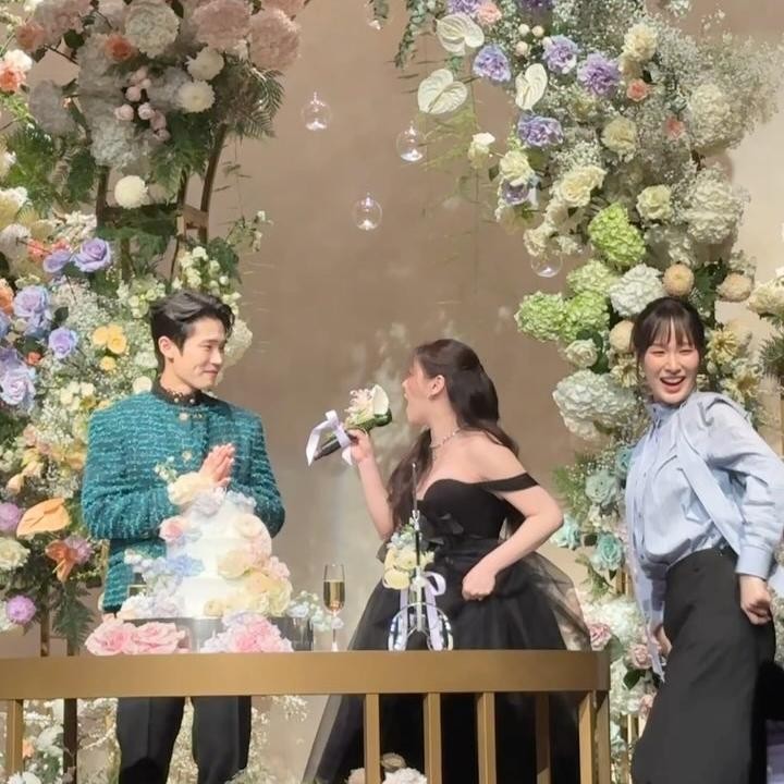 <p>Setelah mengikat janji pernikahan, Ailee dan Choi Sihun mengadakan pesta yang tak kalah meriah di area <em>indoor</em>. Di pesta ini, Ailee mengenakan gaun hitam, sedangkan suaminya memakai pakaian berwarna hijau dengan celana hitam. Dalam pesta ini, Ailee sempat bernyanyi di depan para tamu undangan sambil diiringi oleh penari. (Foto: Instagram @go_wonhee)</p>
