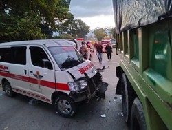 Video Ambulans Bawa Pasien Tabrak Truk Sedang Parkir di Padang