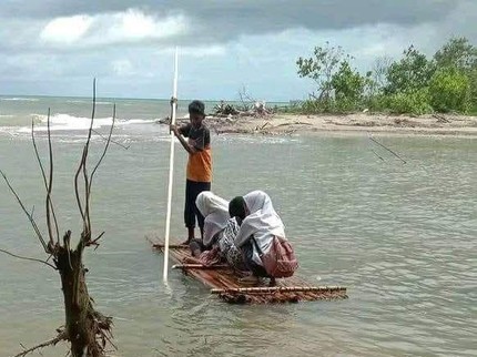 Sekolah Bertaruh Nyawa, Anak-anak Kilmury Seberangi Sungai Nyaris Tenggelam