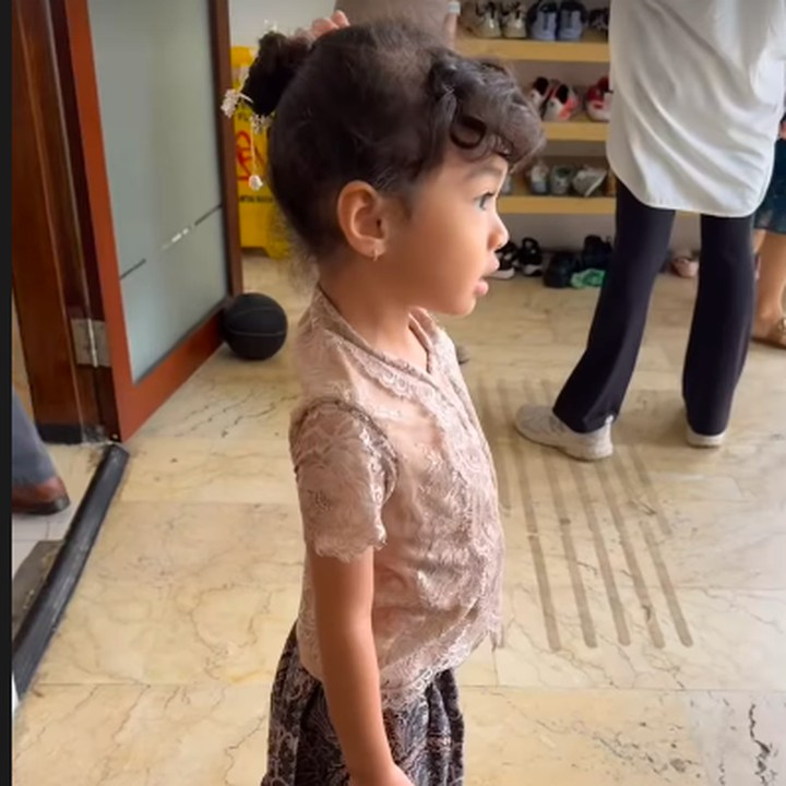 <p>Putri cantik Rianti Cartwrght, Cara Rose Kanaya Nainggolan, turut merayakan Hari Kartini nih, Bunda. Ia tampak cantik mengenakan kebaya cokelat dan rok batik. "Selamat Hari Kartini," tulis Rianti dengan menyisipkan emotikon hati. (Foto: Instagram: @riantic)</p>