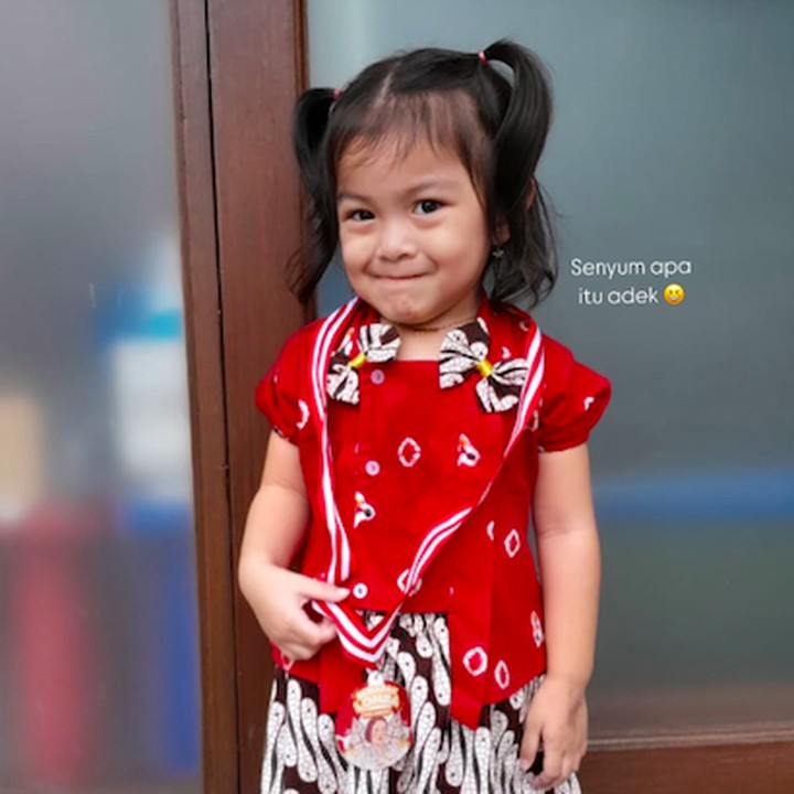 <p>Btari Bulan Anandayu putri Ananda Omesh dan Dian Ayu, terlihat cantik mengenakan kebaya merah di Hari Kartini. Gayanya semakin menggemaskan dengan rambut yang dikuncir dua. "Senyum apa itu adek," tulis Dian Ayu. (Foto: Instagram: @dianayulestari)</p>