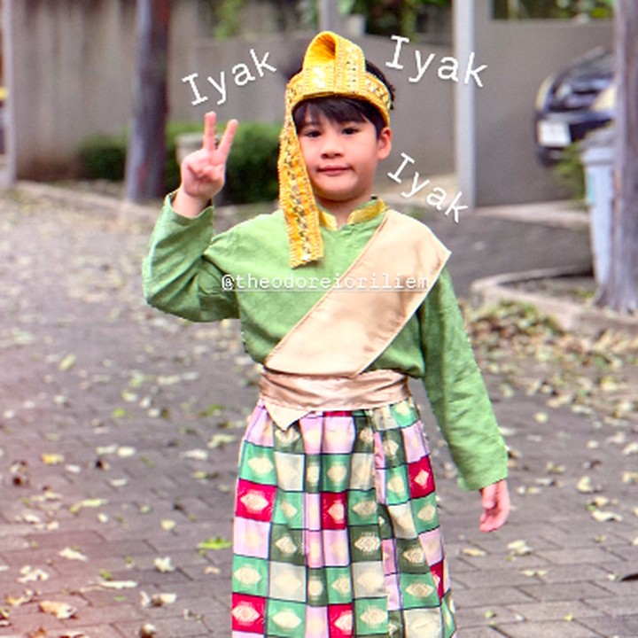 <p>Putra sulung Putri Titian, Theodore Iori Liem, merayakan Hari Kartini di sekolah, Bunda. Ia terlihat menggemaskan dengan pakaian tradisional Bugis, Sulawesi Selatan. "Ihhh foto Ko foto sini lihat Mami! Senyum dong senyum. Iyak iyak iyak," tulis Putri Titian. (Foto: Instagram: @putrititian)</p>