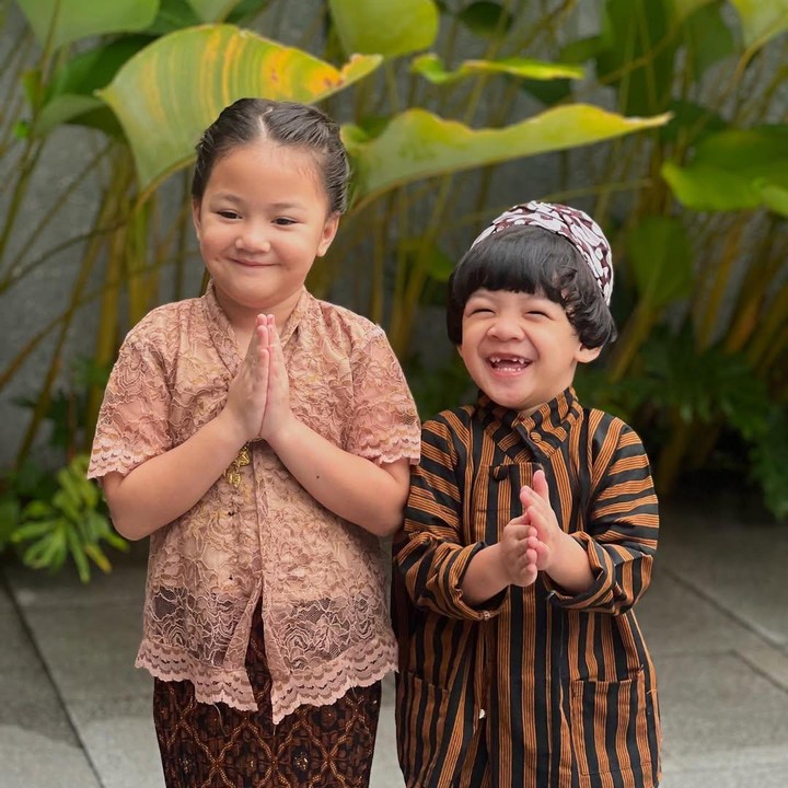 <p>Putri bungsu Mona Ratuliu, Numa Kamala Srikandi, tampak cantik mengenakan kebaya cokelat ketika merayakan Hari Kartini, Bunda. Tidak hanya itu, sepupunya, Balint, pun ikut merayakan Hari Kartini dengan mengenakan baju tradisional Jawa. "Selamat Hari Kartini dari Ibu Kartini dan Bapak Kartono. Bonus video keribetan foto di pagi hari sebelum berangkat sekolah di slide terakhir," tutur Mona. (Foto: Instagram: @monaratuliu)</p>