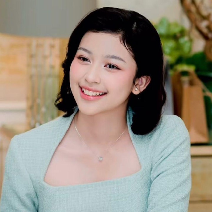 <p>Penampilan Aquene ini tentunya banyak mengalihkan perhatian netizen yang salah fokus dengan kecantikannya. “MasyaAllah anggunnyaaaa,” tulis akun <em>@slyvia_rp_m****.</em> “Masyaallah cantiknyaa quene,” tulis akun <em>@nayla****. </em>(Foto: Instagram@djorghisultan)</p>
