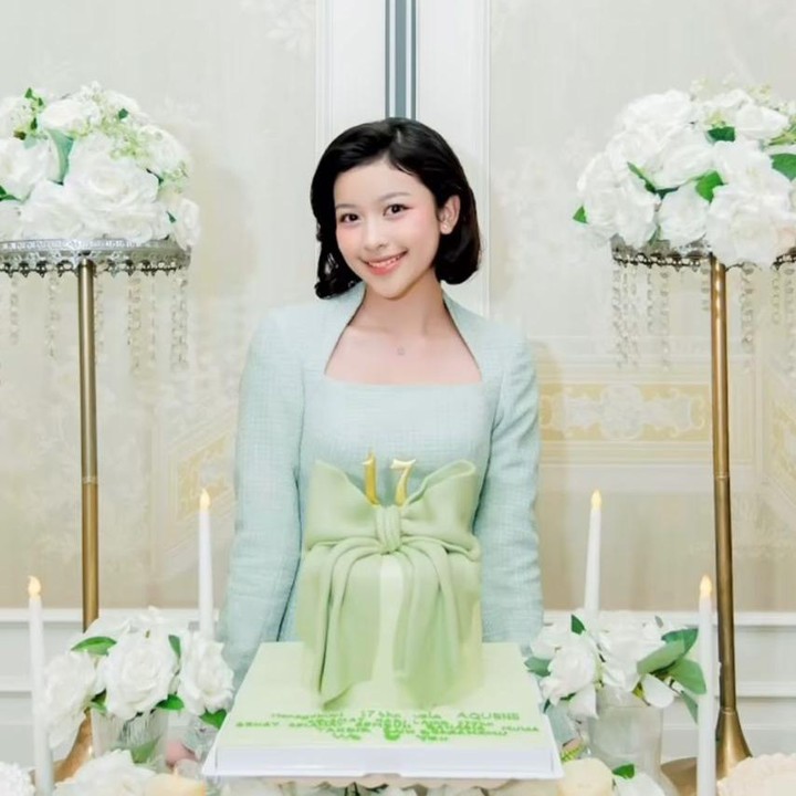 <p>Dekorasi perayaan ulang tahun sang putri dipenuhi dengan sentuhan warna hijau tosca. Bukan hanya itu, Aquene pun tampil anggun mengenakan <em>dress</em> yang membuatnya terlihat semakin cantik. (Foto: Instagram@djorghisultan)</p>