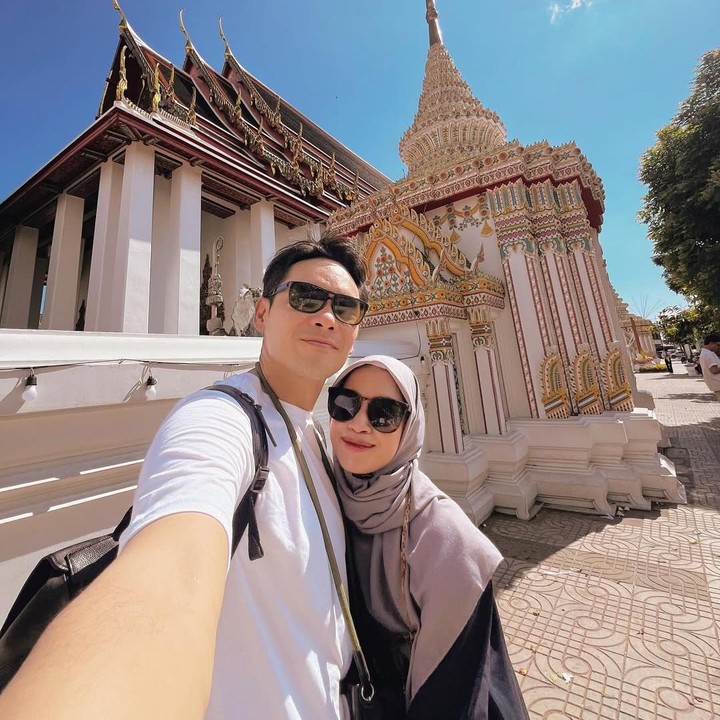 <p>Selama di Bangkok, Ines dan Ben banyak <em>quality time</em> berdua. Keduanya menghabiskan waktu spesial dengan jalan-jalan di daerah perkotaan di kawasan Bangkok. (Foto: Instagram @nesyanabila)</p>