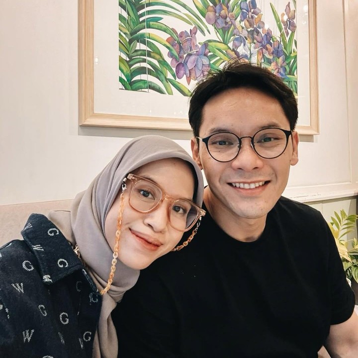 <p>Ben dan Ines termasuk pasangan yang harmonis, Bunda. Sejak menikah pada 30 Juli 2016, rumah tangga keduanya jauh dari gosip miring. Di waktu luang, pasangan ini memang sering menghabiskan waktu bareng. Salah satu <em>quality time</em> yang sering dilakukan adalah <em>traveling</em> bersama. Seru banget ya! (Foto: Instagram @benkasyafani)</p>