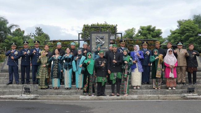 Pemerintah Kabupaten (Pemkab) Bandung menggelar upacara peringatan Hari Jadi ke-384 sekaligus Hari Kartini ke-146 di Lapangan Upakarti, Senin (21/4).