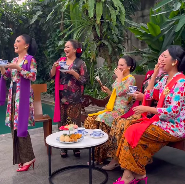 <p>Penyanyi Andien Aisyah membagikan video mengenakan kebaya bersama para sahabatnya, termasuk Yuni Shara, Bunda. Andien tampak cantik dengan kebaya bunga dan selendang kuning. "Selamat Hari Kartini untuk Seluruh Perempuan Indonesia," katanya. (Foto: Instagram: @andienaisyah)</p>